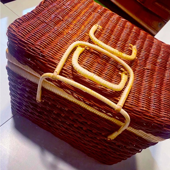Vintage Picnic Basket (with dishes) - Picture 1 of 6